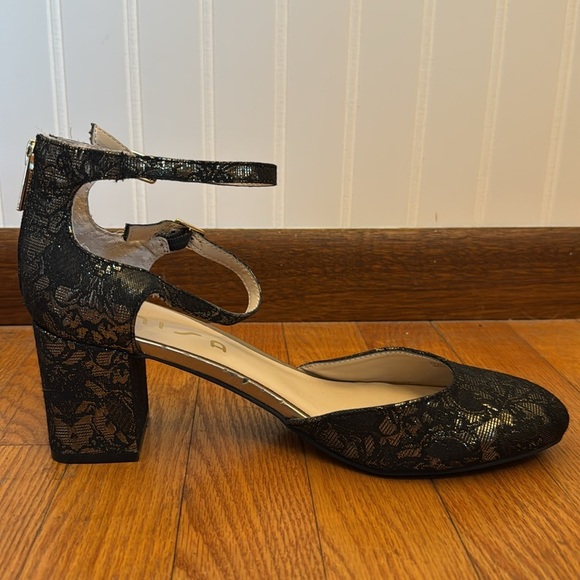 Unisa Women’s Block Heel Metallic Black & Gold Lace 2.5 Inch Heels Size 10 - Picture 5 of 12